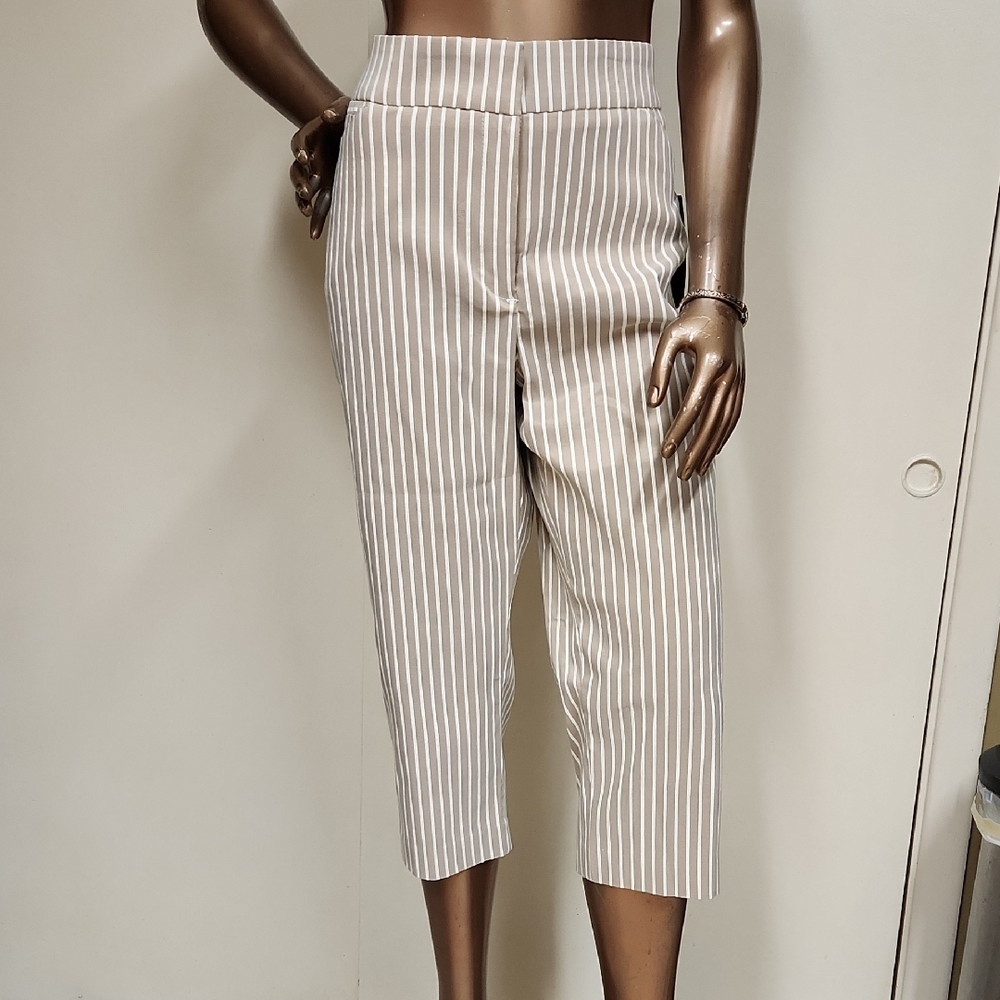 Attyre White Capris with Vertical Pinstripes